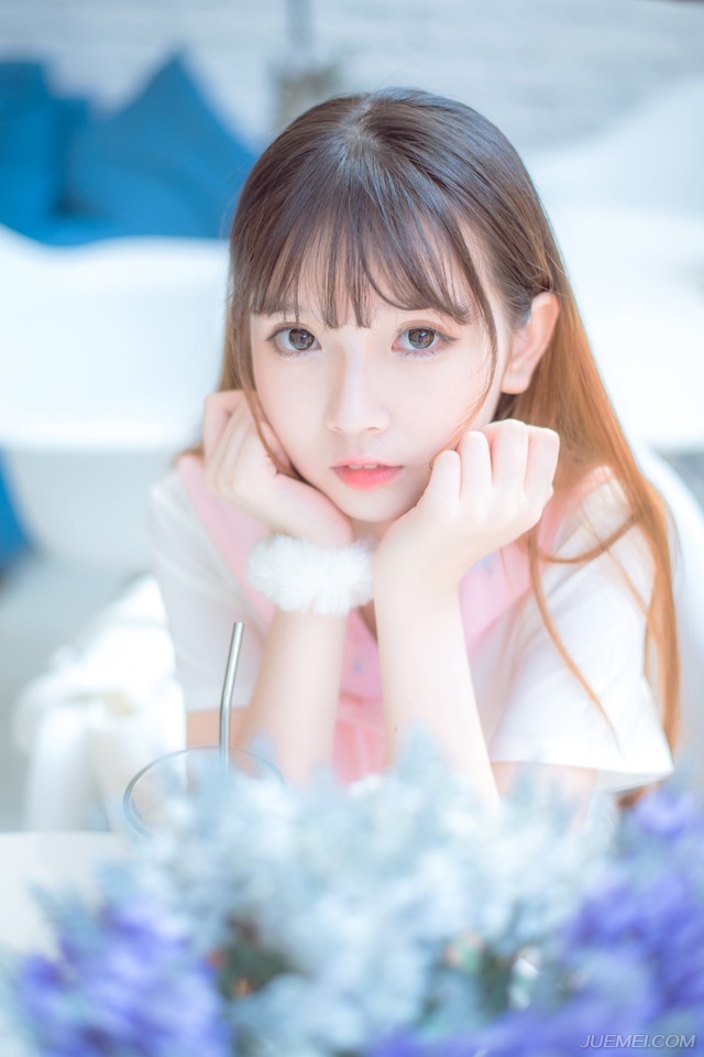 友谊真是一样最神圣的东西，不仅值得特别推崇，而是值得永远赞扬。